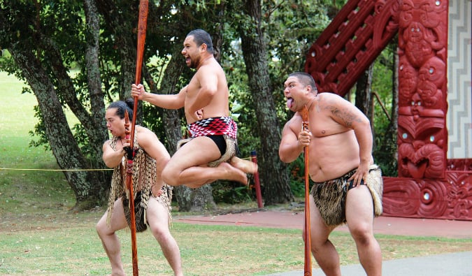 O show de dança tradicional da cultura maori na Nova Zelândia