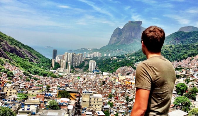 Mark Manson olha para a cidade na América do Sul em um dia ensolarado brilhante
