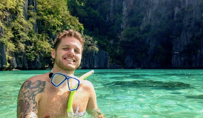 Mark Manson está envolvido em mergulhar em águas transparentes no sudeste da Ásia