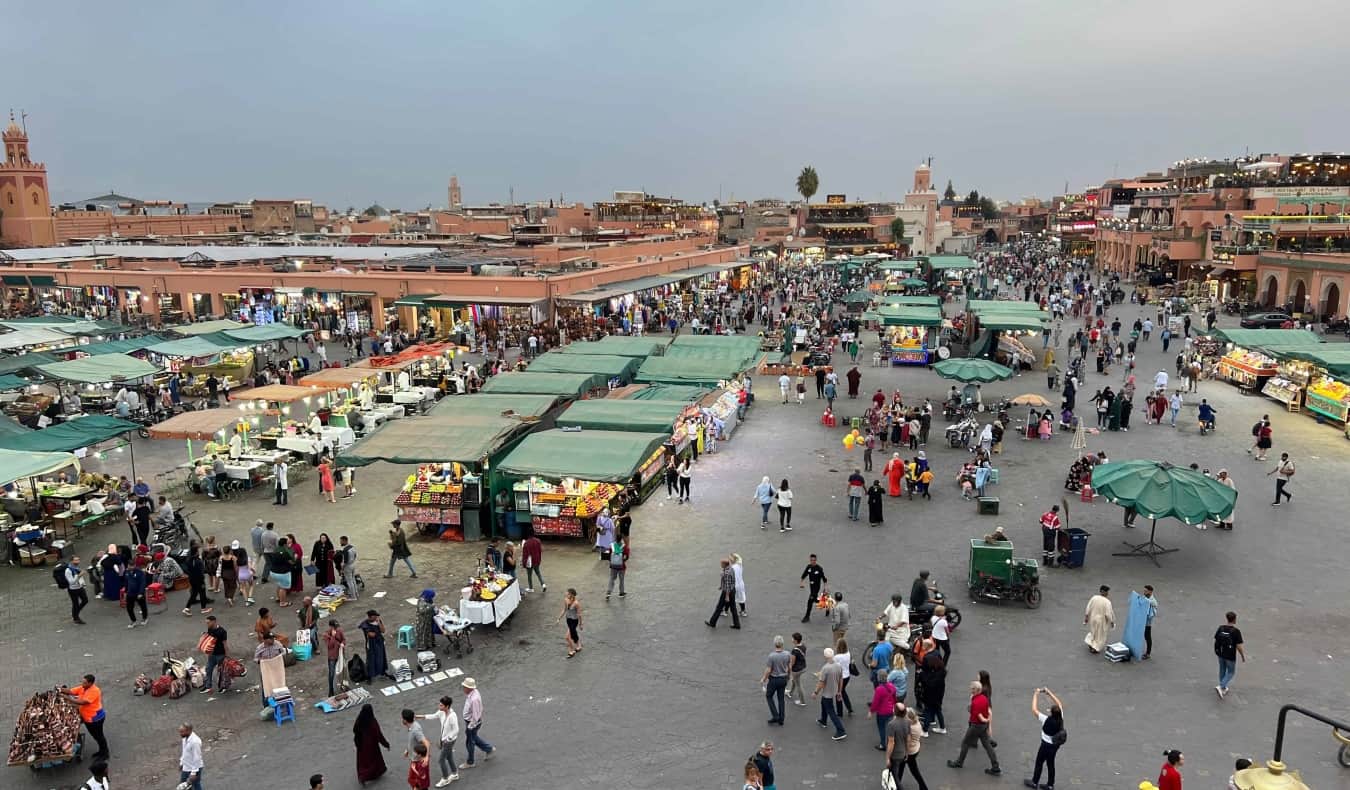 Noite Marraquexe nas luzes e na vida empresarial de Marrocos