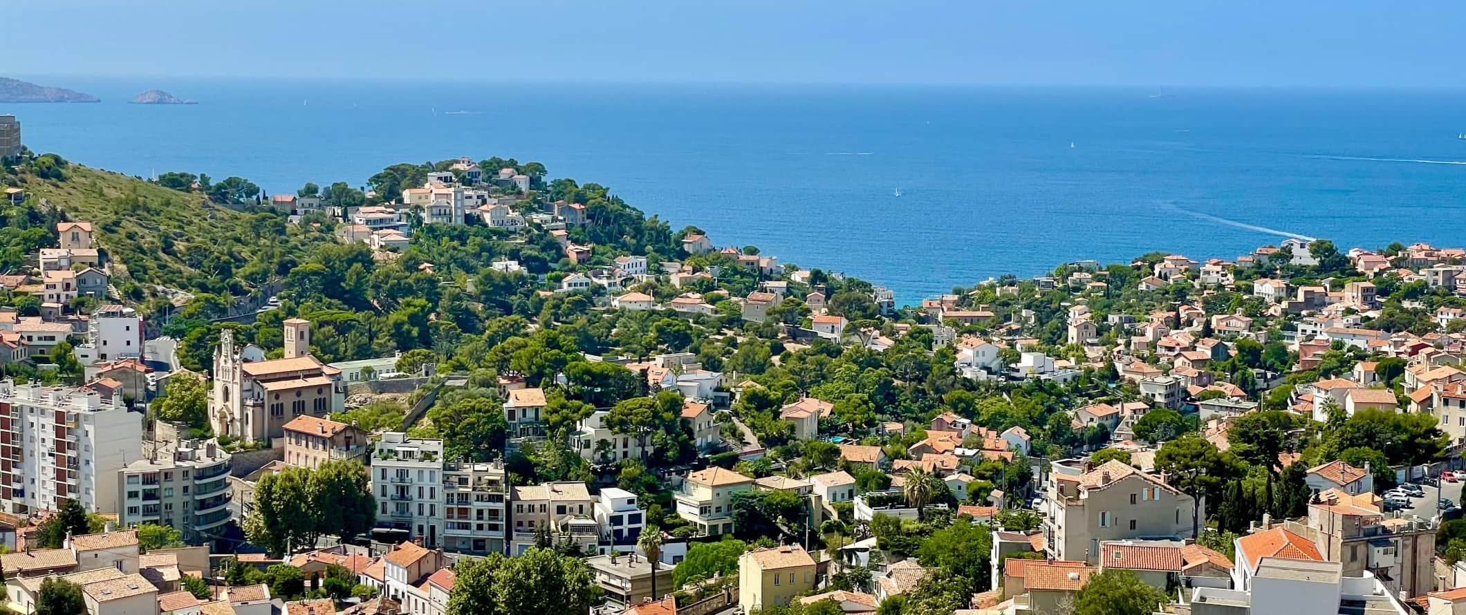 Hills da cidade de Marselha, França, contra o fundo do Oceano Mediterrâneo