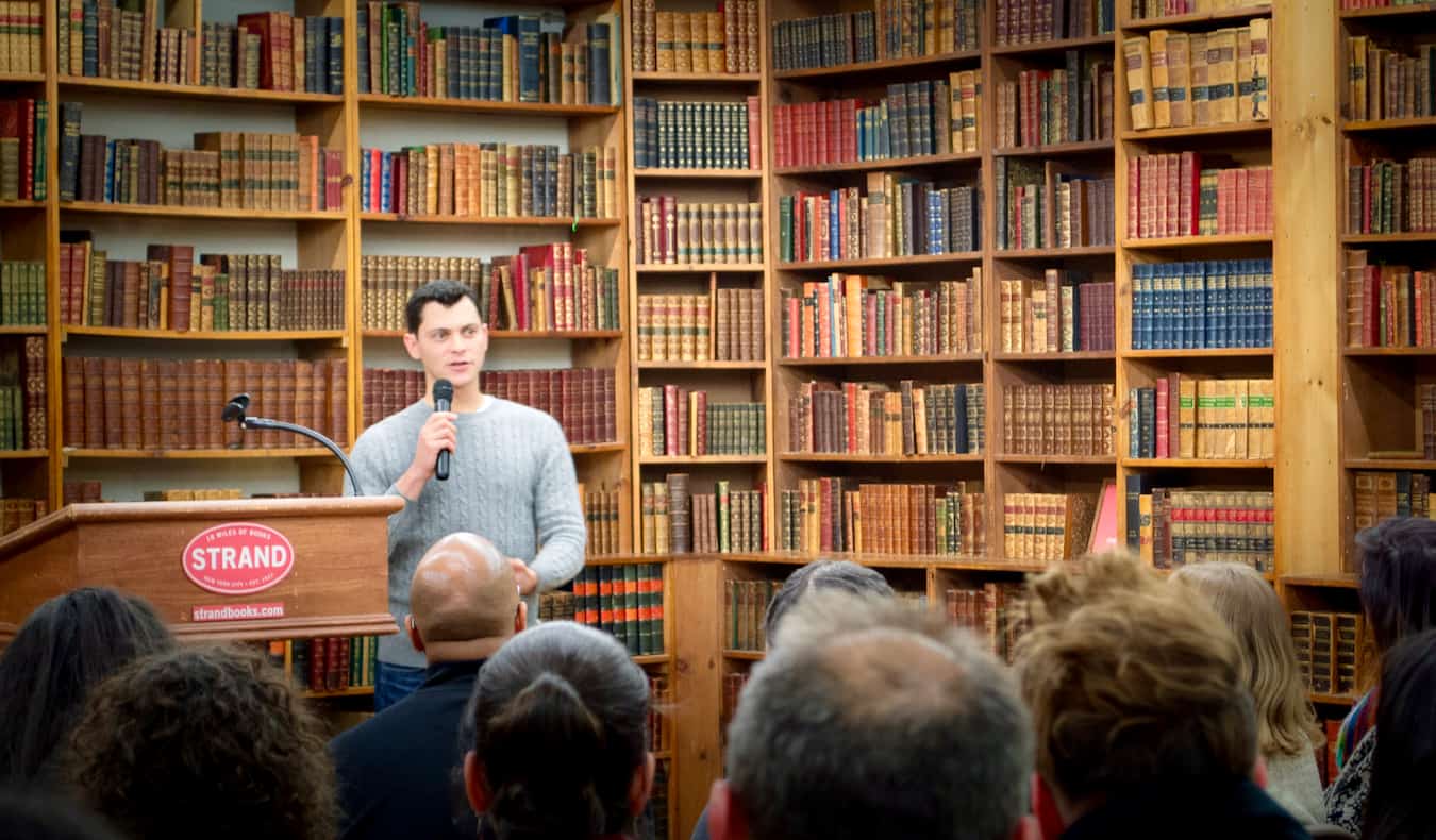 Matt Kepnes, da Nomadic Matt, se apresenta em uma livraria durante uma turnê