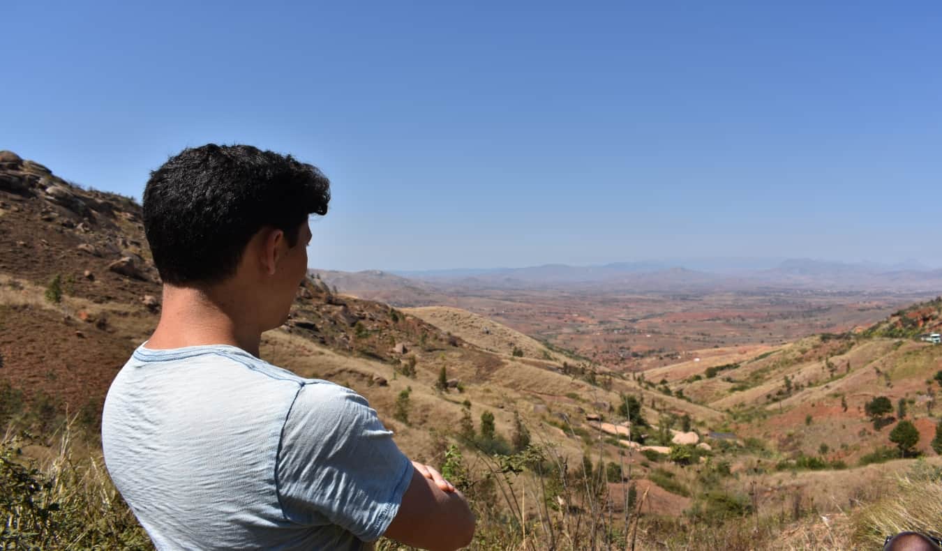 O Nomad Matt olha para o vale na África