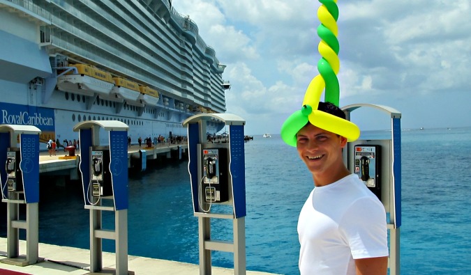 O Nomad Matt está se divertindo em um chapéu estúpido durante um cruzeiro