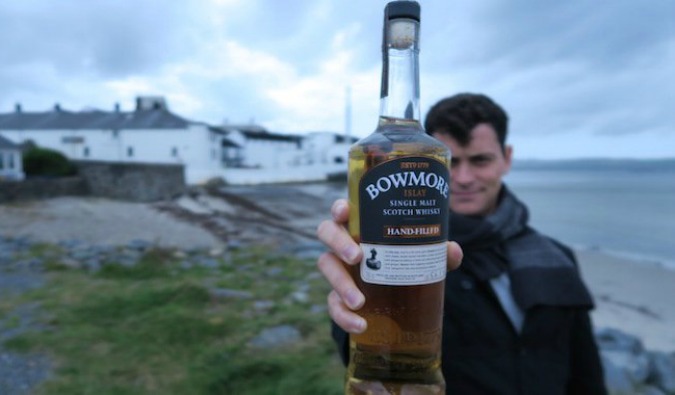 Nomad Matt em Islay, na Escócia, com uma garrafa de uísque