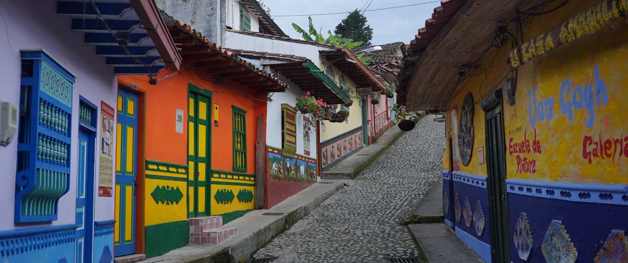 Ruas de paralelepípedos repletas de casas antigas coloridas na cidade de Guatape, perto de Medellín, Colômbia