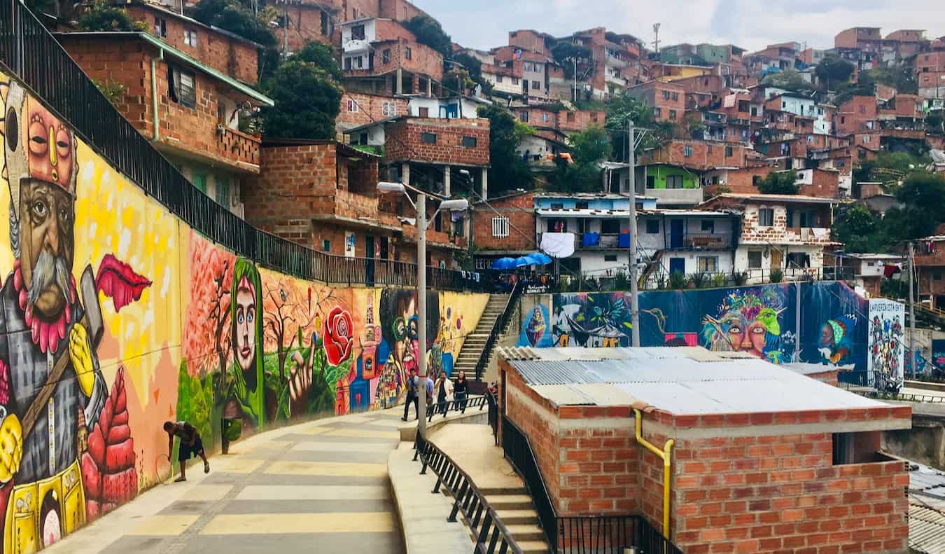 Arte de rua na famosa área de Komun 13 em Medelin, Colômbia
