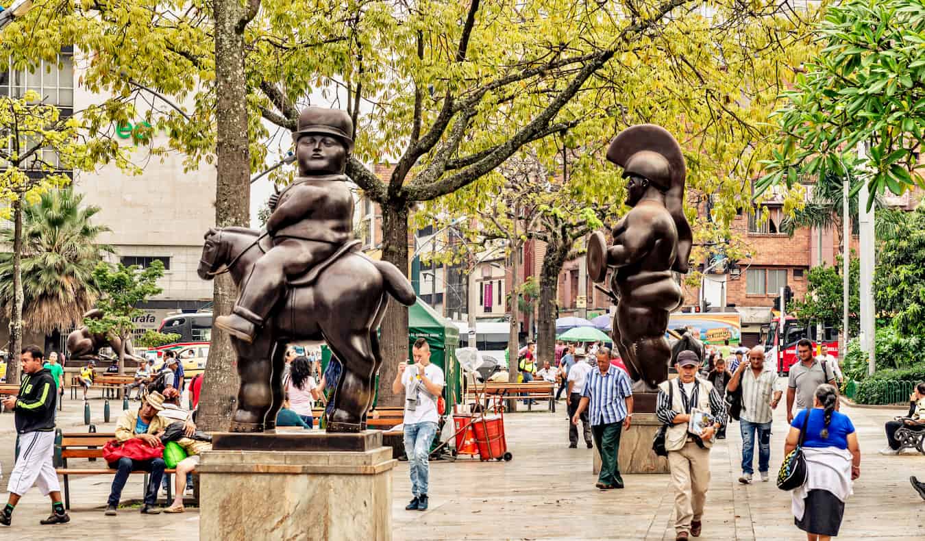 Estátuas incomodam e pessoas andando pelas ruas de Medelin, Colômbia