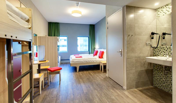 Quarto grande com beliche e camas de casal no albergue Meininger Amsterdam