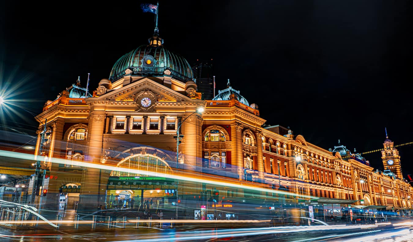 Foto noturna de longa exposição da famosa Estação Flinders em Melbourne, Austrália