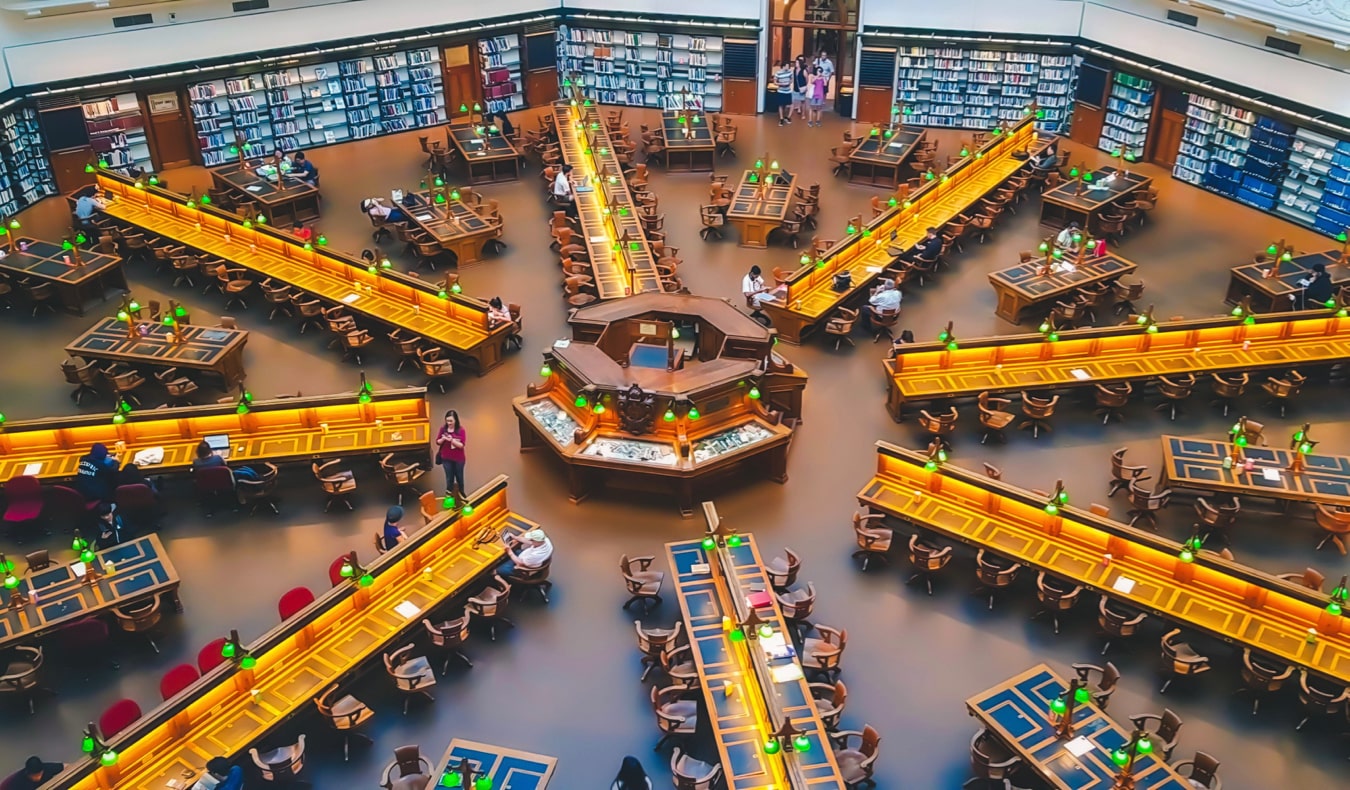 Interior majestoso e espaçoso da Biblioteca Estadual em Melbourne, Austrália