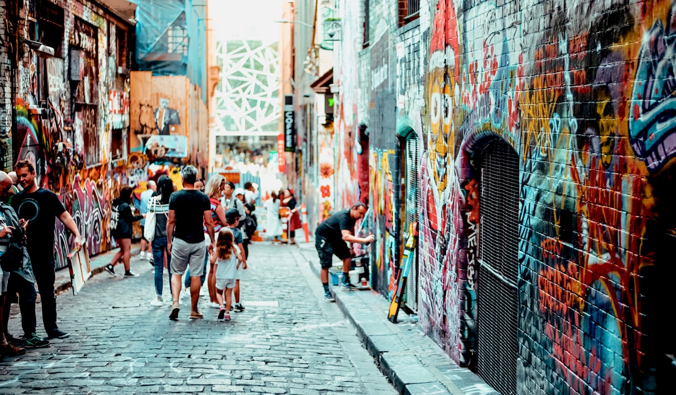 Beco, cheio de arte de rua, graffiti e afrescos em Melbourne, Austrália