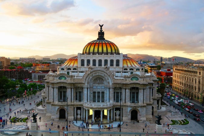 O majestoso e histórico Palácio das Belas Artes da Cidade do México ao pôr do sol.