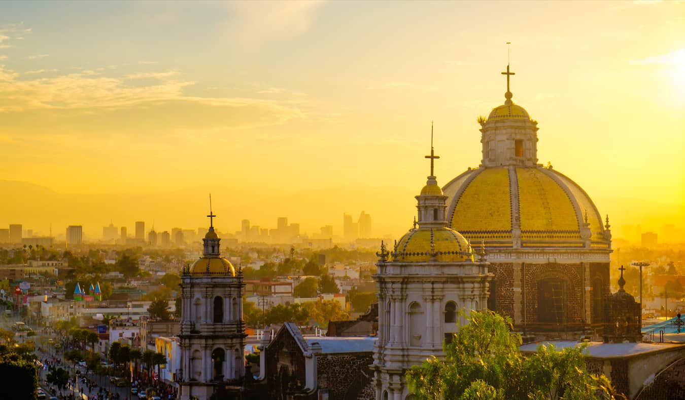 Céu dourado acima do centro criado do México no México