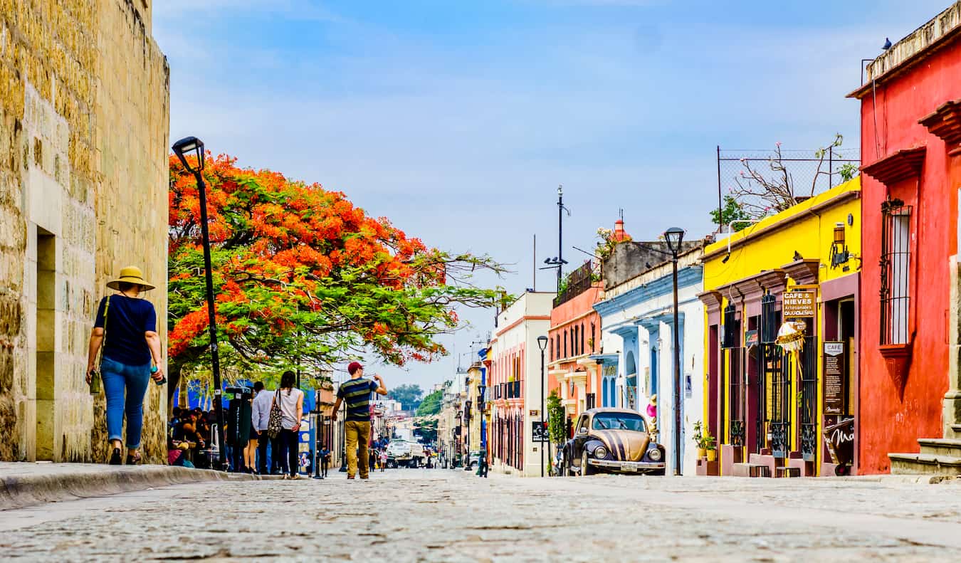 Rua mult i-colorida com pedestres em um dia ensolarado em Ohakak, México