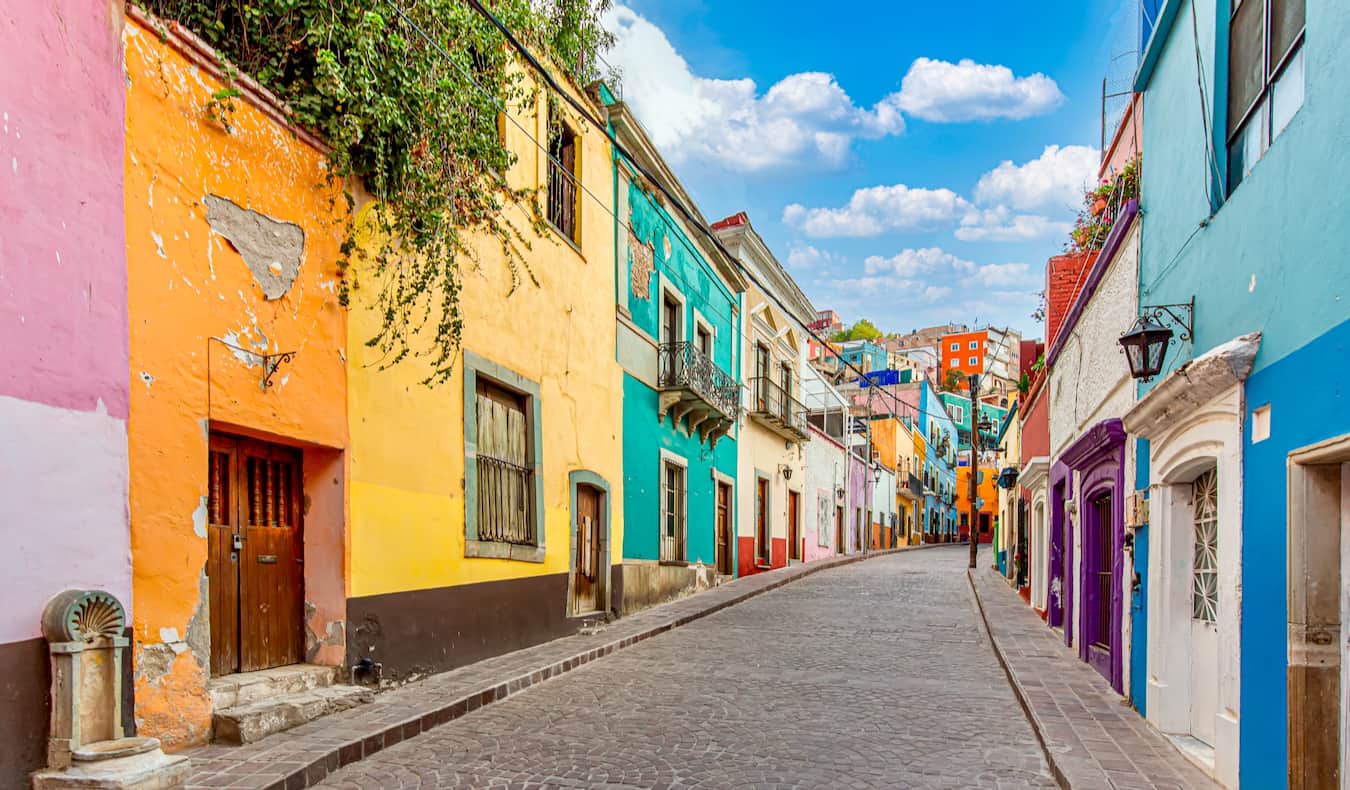 Rua pavimentada vazia mult i-colorida no México