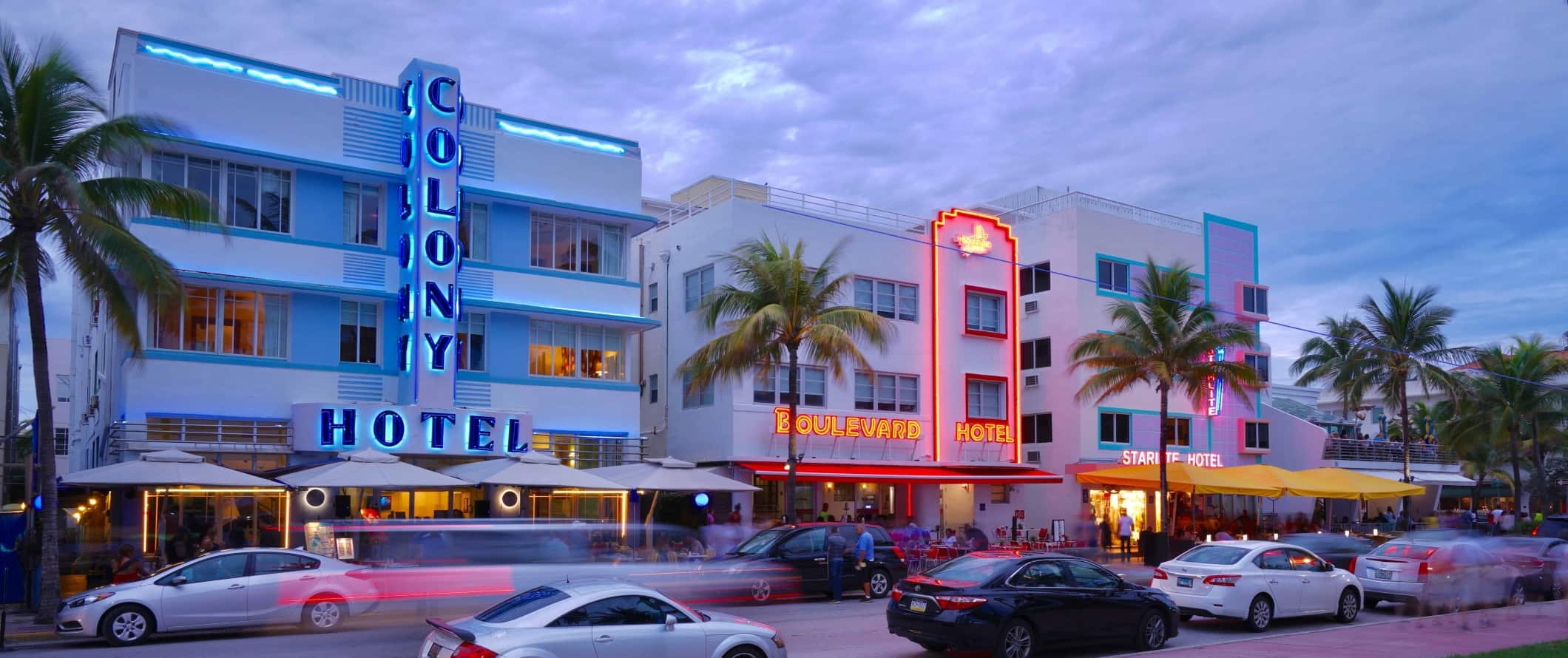 Edifícios AR-DE, iluminados por luzes de neon, ao pôr do sol em refoque-beach, Miami, Flórida