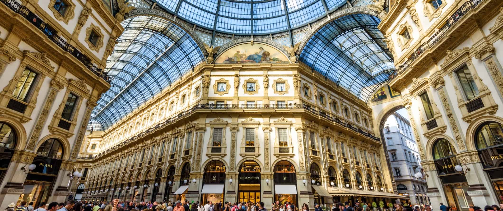 A Galleria Vittorio Emanuele II, de quatro andares, com um teto de vidro no centro de Milão.
