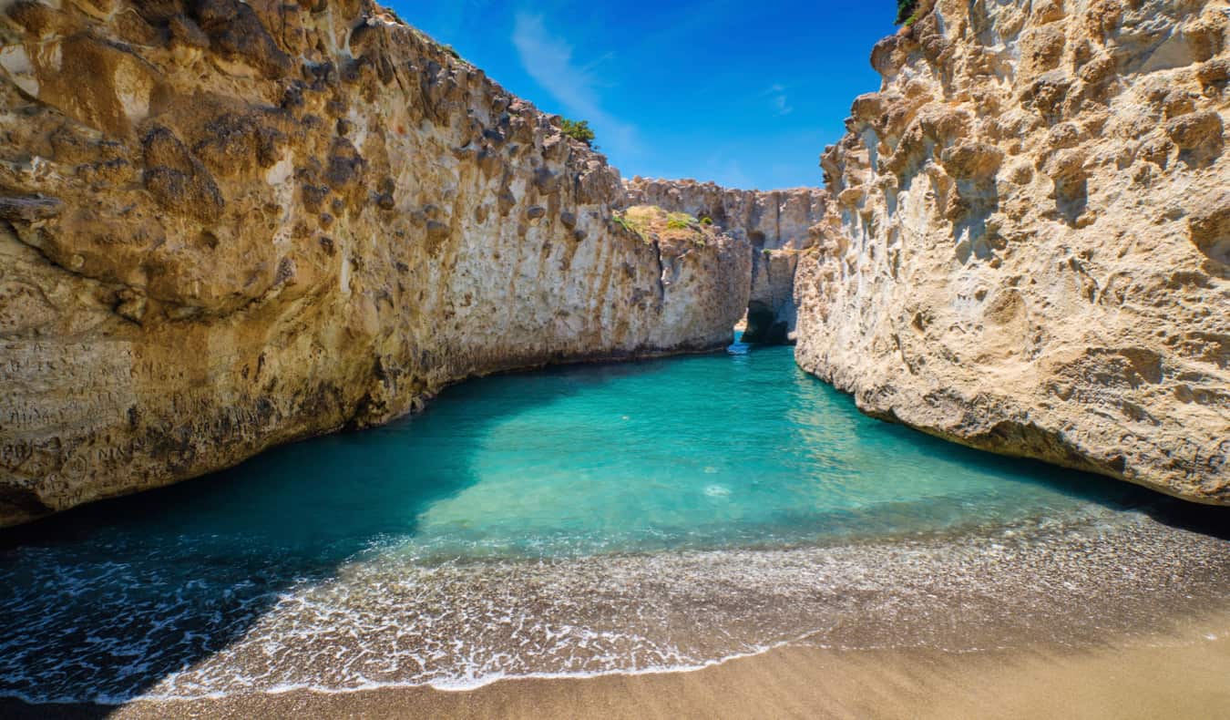 Praia deslumbrante na ilha de Milos, na Grécia