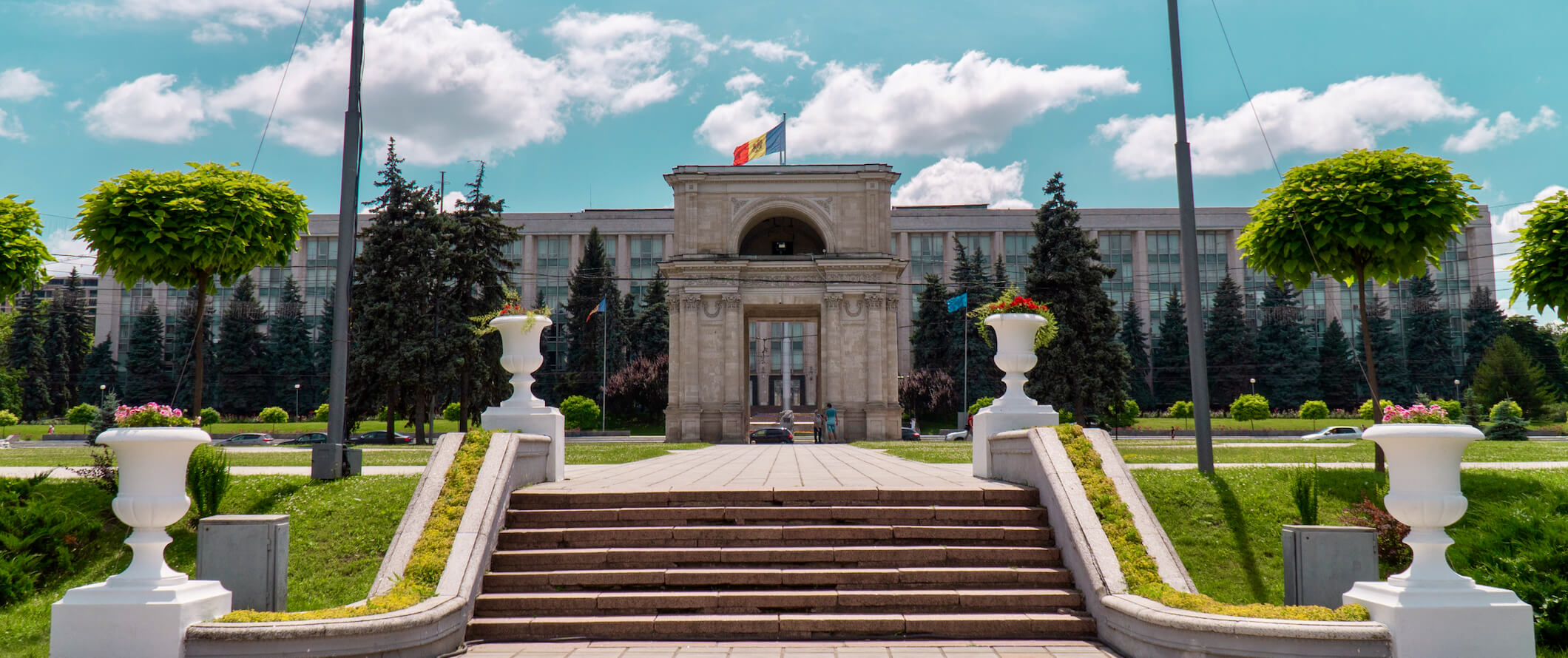 Edifício histórico na capital de Chisinau em um dia brilhante de verão com uma bandeira agitada
