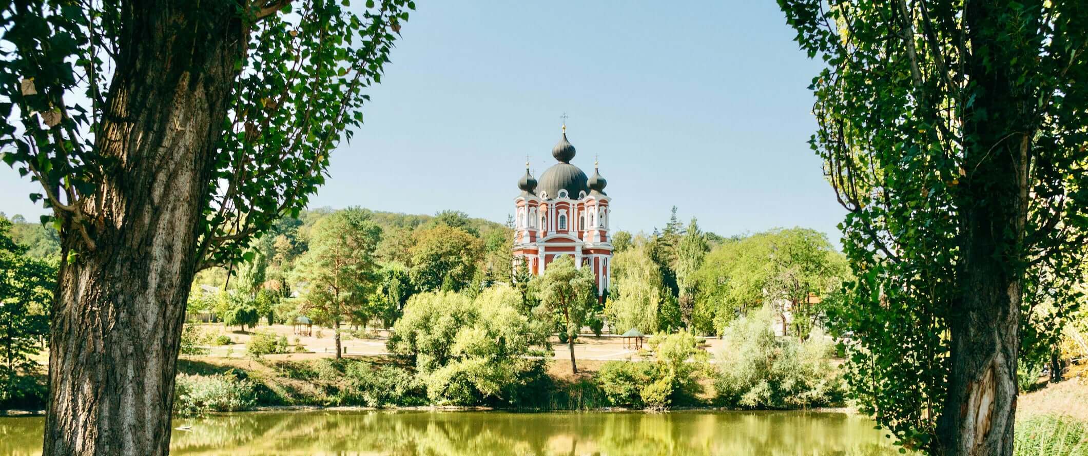 A famosa igreja na Moldávia, elevand o-se entre as florestas
