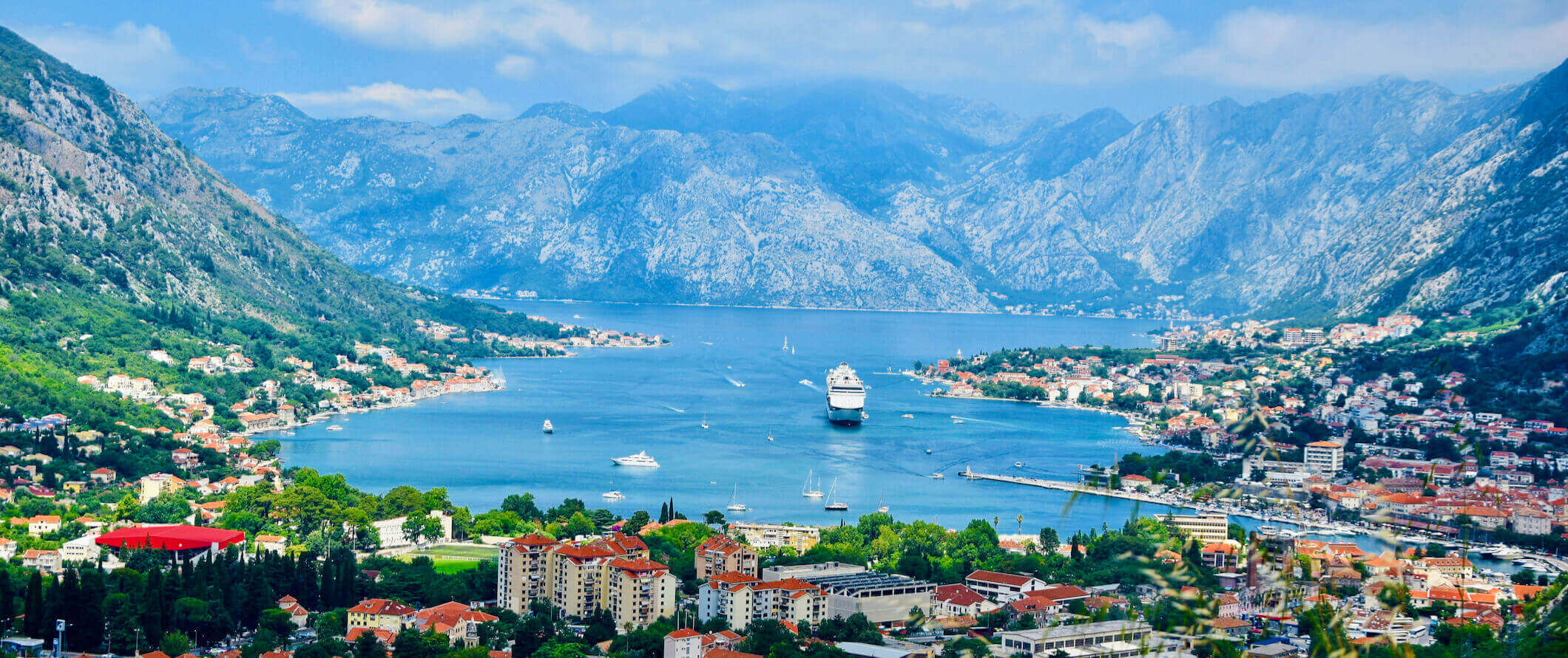 Bela vista da cidade de Kotor e sua água em Montenegro