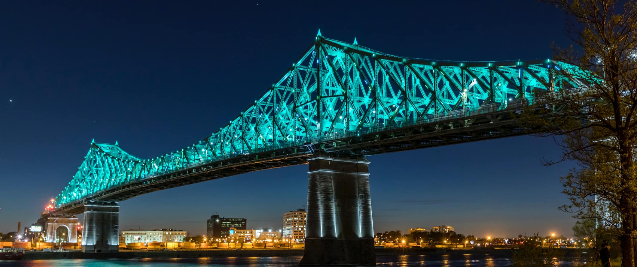 Cartier Iconic Bridge em Montreal, Canadá, iluminou à noite