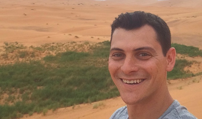 Nomad Matt posando para uma selfie no Marrocos do Deserto