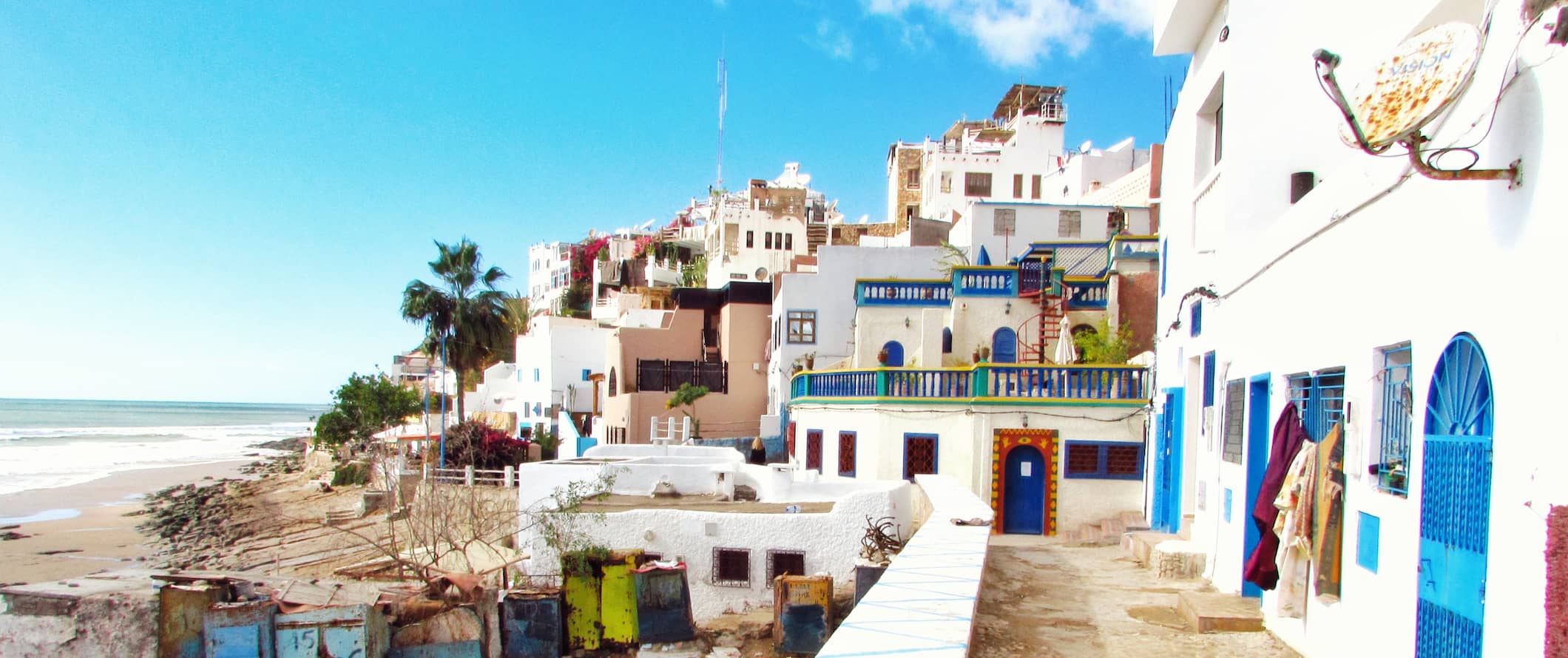 Vista para o mar numa pequena aldeia perto da praia no ensolarado Marrocos