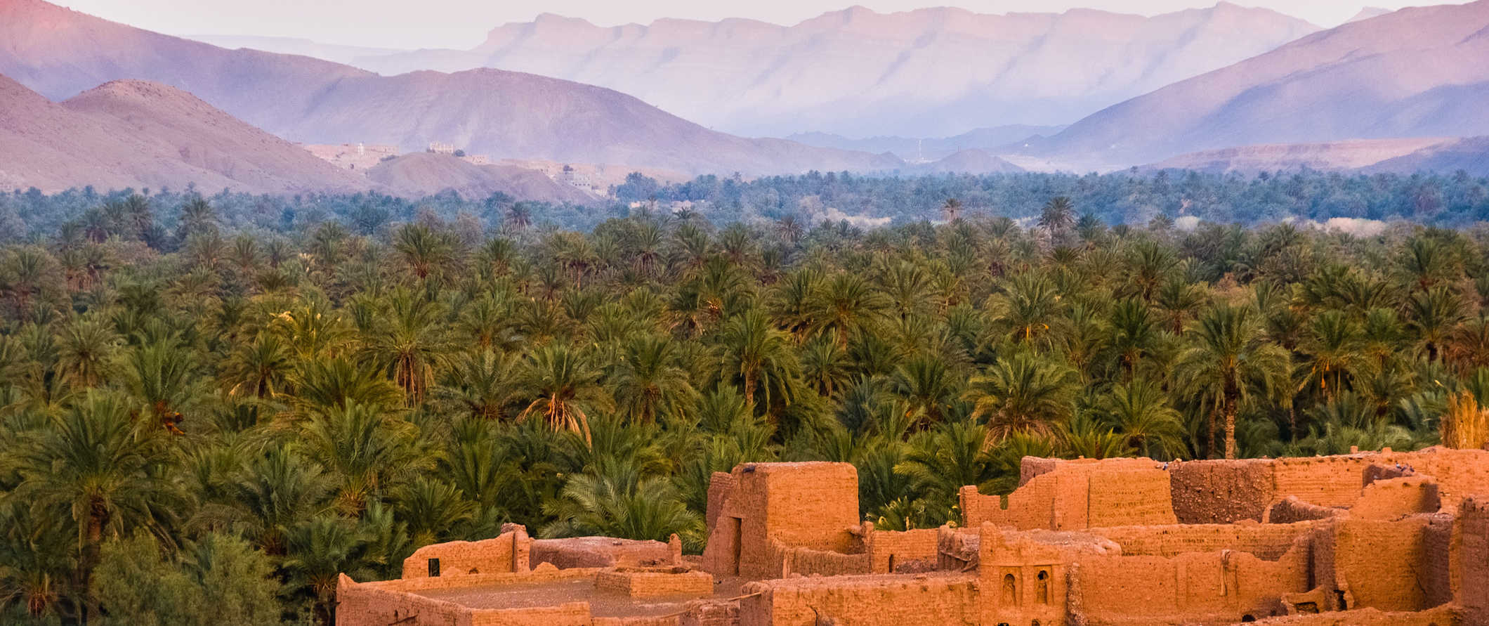Edifícios tradicionais de arenito ao longo de uma encosta no belo Marrocos
