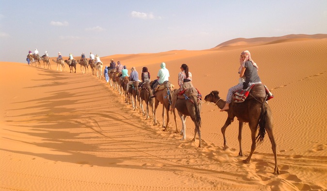 Nomad Ride de Matt Matt, um camelo no deserto do Saara, em Marrocos, com um grupo de outros viajantes