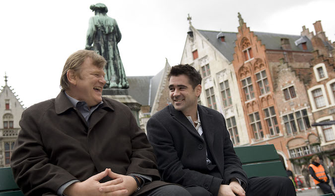 Dois homens estão conversando no cinema em Bruges
