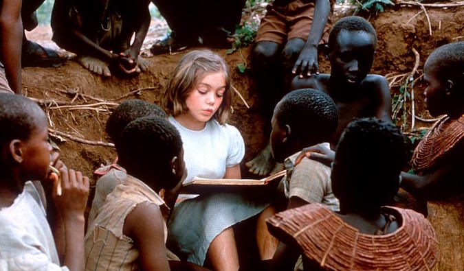 Uma garota em qualquer lugar da África lê crianças africanas