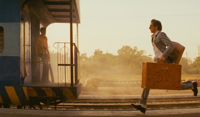 Um homem corre um trem no filme indiano 
