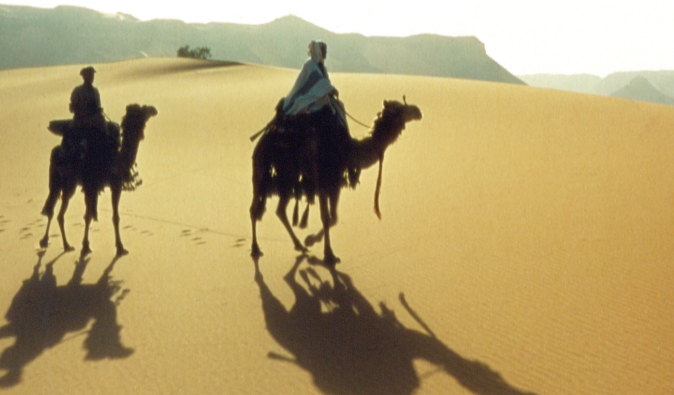 Lawrence Arabian entra em um camelo no deserto neste filme clássico