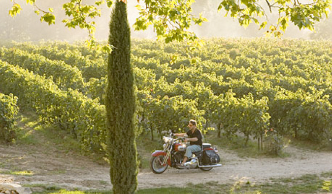 Russell Crowe monta em uma vinha de motocicleta no filme 