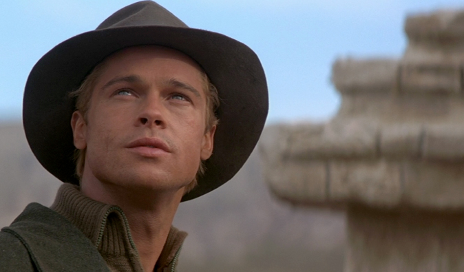 Brad Pitt em um chapéu no Tibete durante as filmagens do filme 
