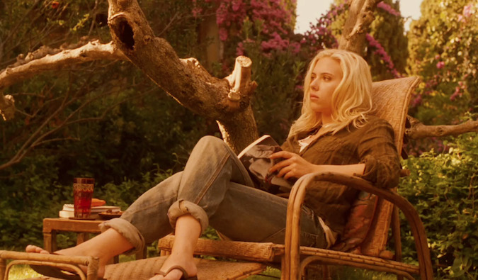 Scarlet Johansson está descansando no quintal europeu no filme 