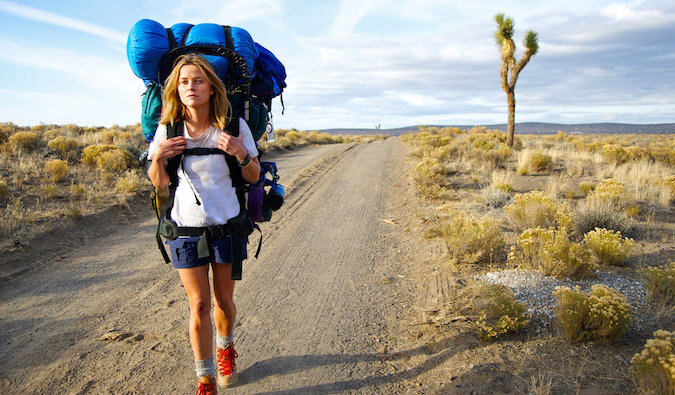 Reese Witherspoon sozinha viaja em um trem no filme selvagem