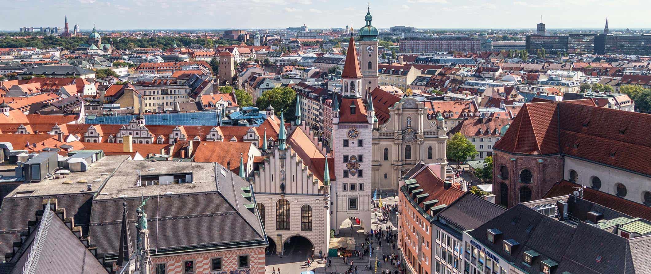 A linha histórica do horizonte de Munique, Alemanha, com numerosos edifícios antigos