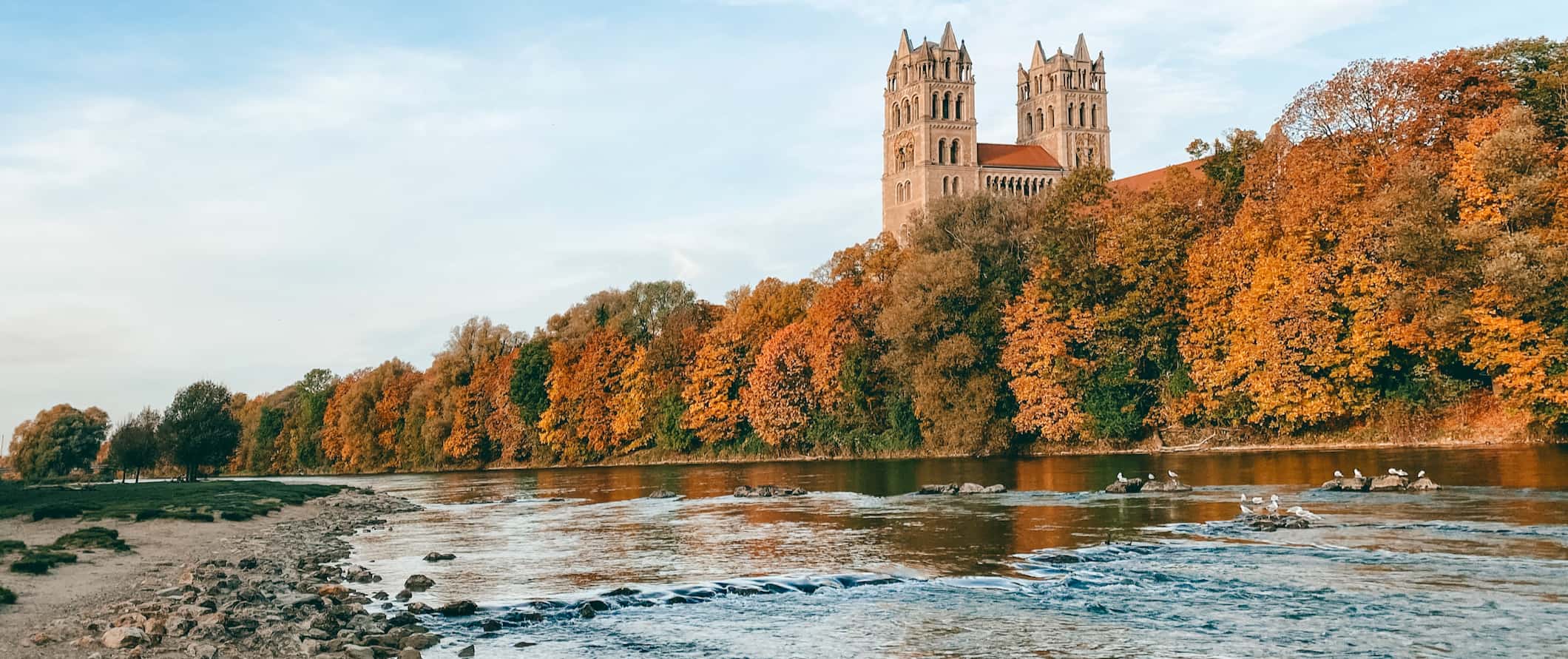 Munique, Alemanha, a vista do lado do rio cercado por árvores em um dia tranquilo