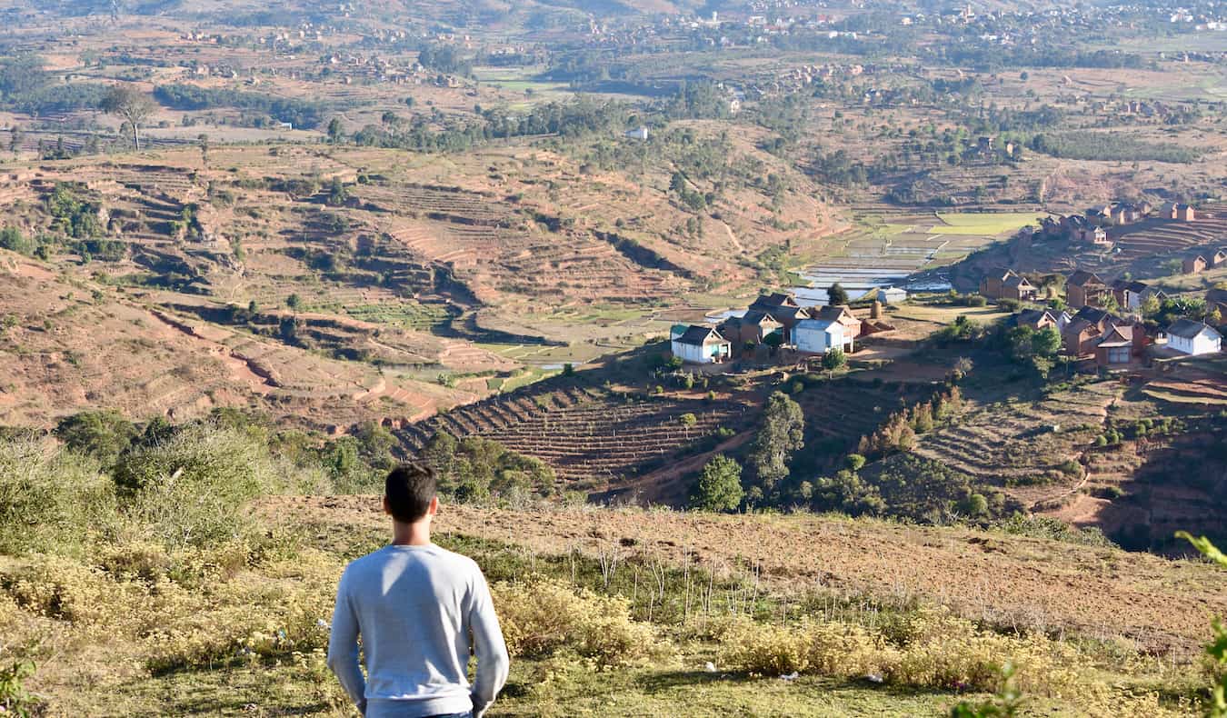 Nomad Matt observa a paisagem árida de Madagascar