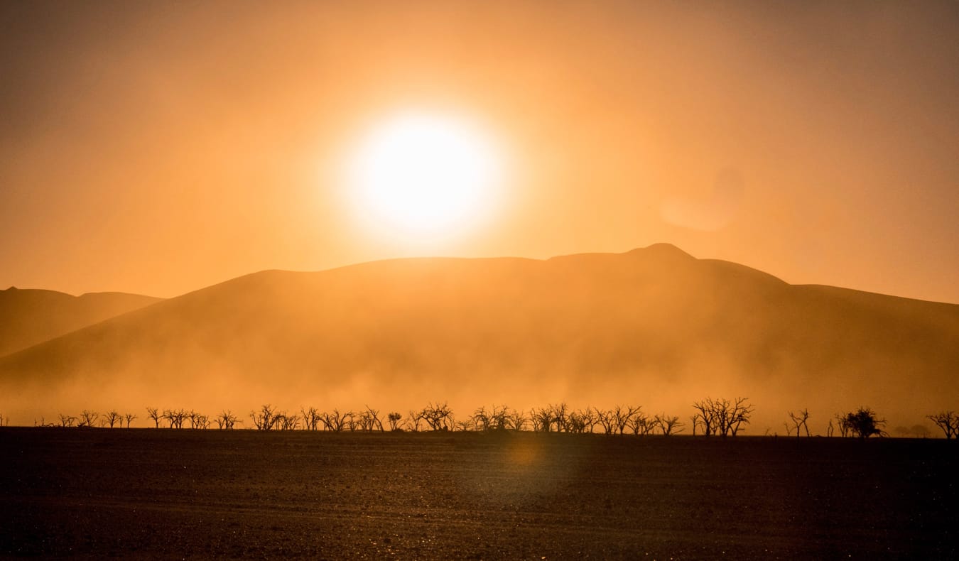 Sol brilhante brilha sobre o deserto da Namíbia