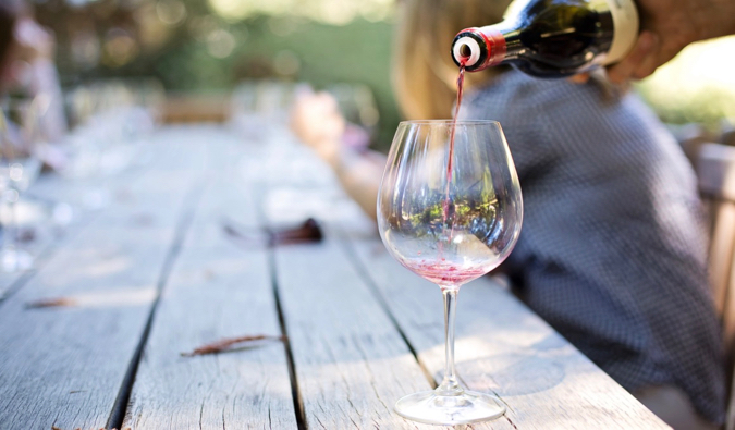 Uma taça de vinho é servida sobre uma mesa na rua em Napa Valley, EUA