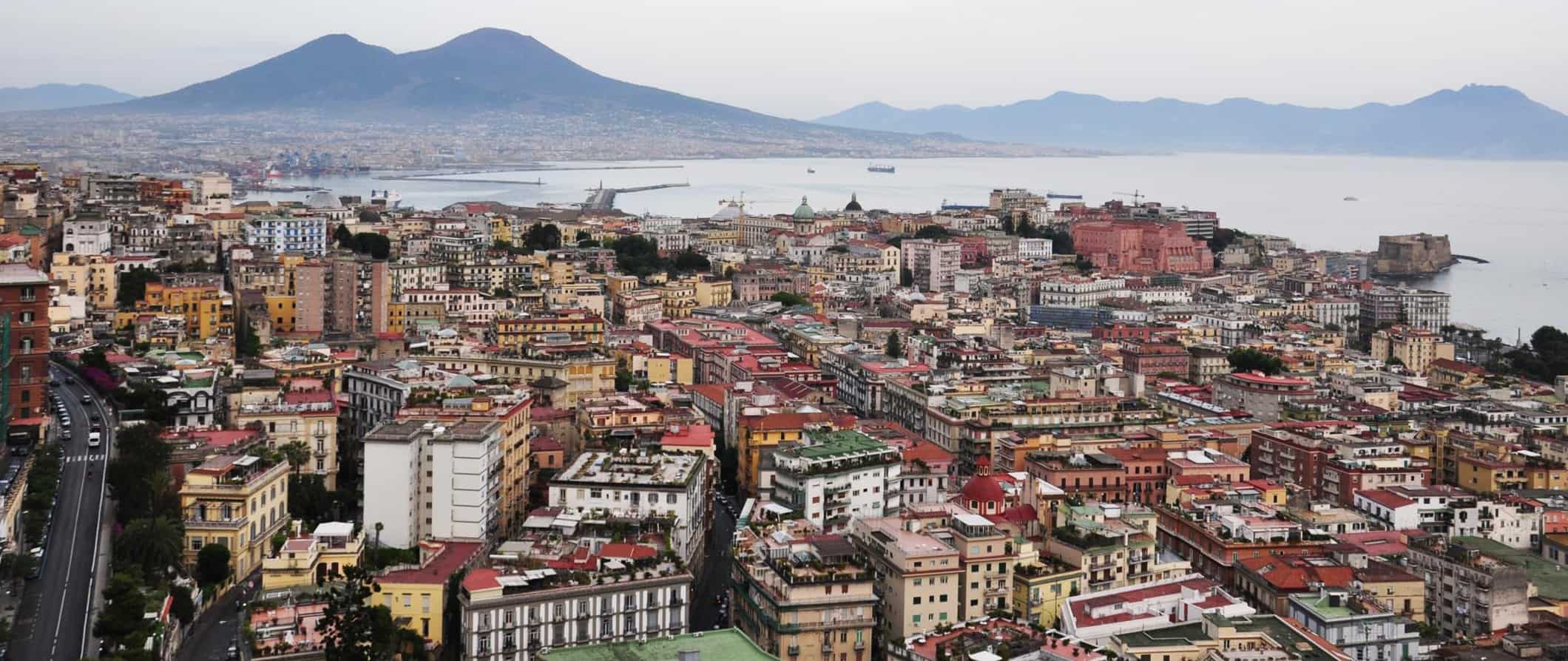 O horizonte de Nápoles e os tipos de mar mediterrâneo