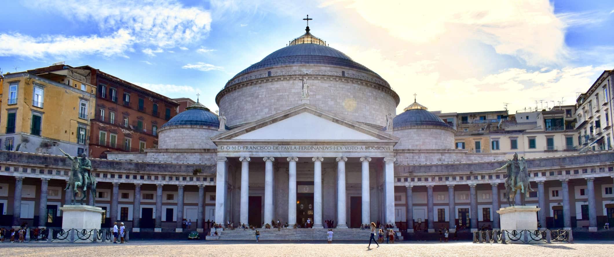 Basílica San Franchyko di Paola na praça principal de Nápoles, Itália.