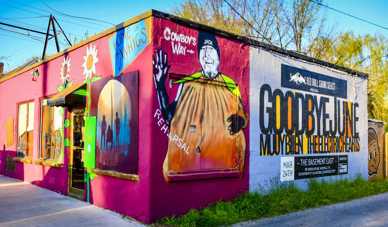 Edifício colorido com arte de rua na esquina na área de Fayv-Ponts em Nashville