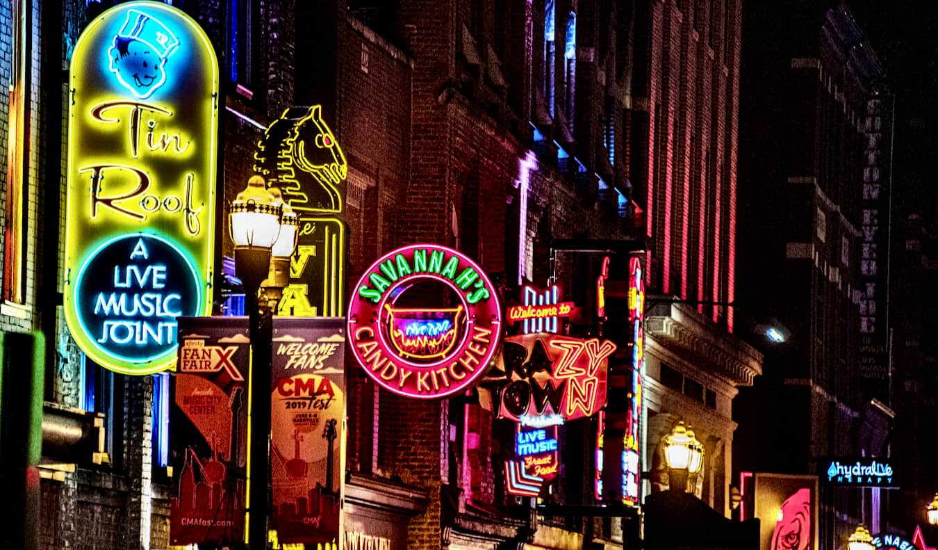 Luzes brilhantes das ruas Honky Tonk Row em Nashville, Tennessee, iluminadas à noite