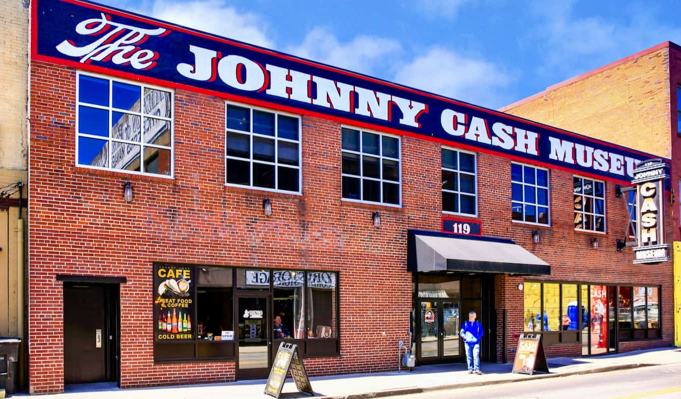 Exterior do Johnny Cash Museum em um dia ensolarado em Nashville, Tennessee, EUA