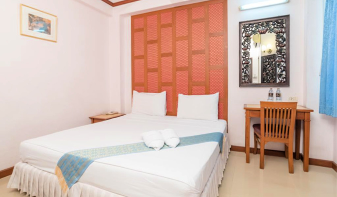 A sala principal com uma cama de casal em New Siam Guesthouse III